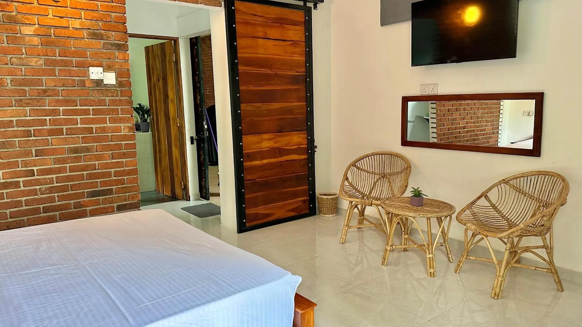 Track Monkey'S Lodge Seeduwa